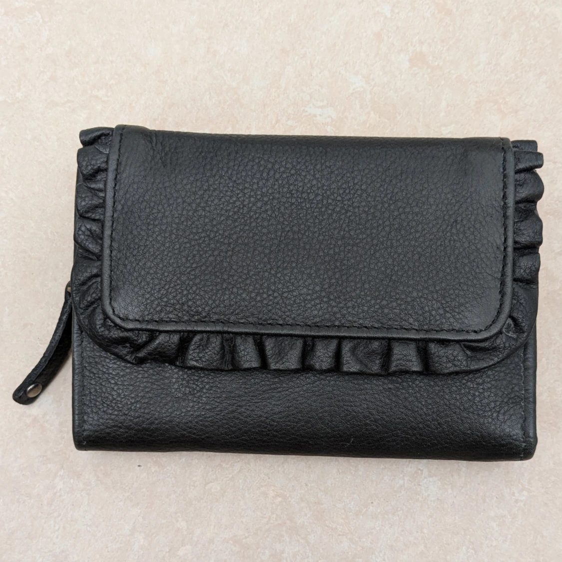 Svart plånbok med volangdetalj