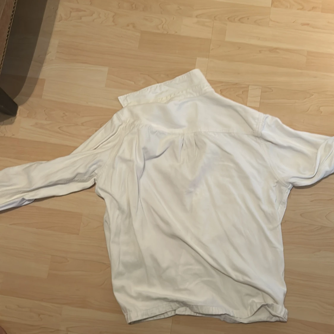 Vit overshirt med svarta knappar - 1