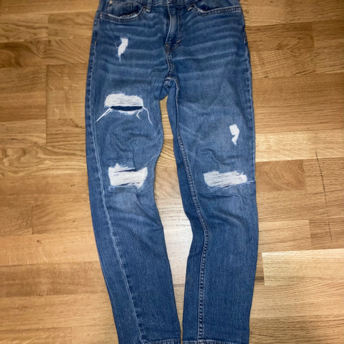 Blå slim fit jeans med slitningar