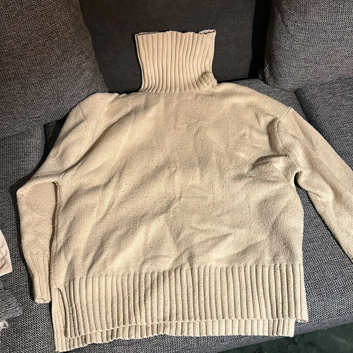 Beige stickad polotröja med ribbade detaljer