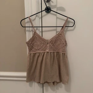 Beige linnetopp från Stradivarius - Snygg top från stradivarius. Jag säljer för 270kr + frakt som kunden betalar, priset kan diskuteras 