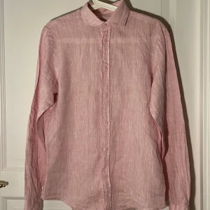 Skjorta  - Säljer nu denna jätte fina skjorta, saknar prislapp men är inte använd då jag skulle ge den i present. Nypriset är 699 kr, vid snabb affär ett bra pris:) skriv för fler frågor/bilder😊