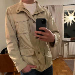 Beige Fieldjacka Massimo Dutti  - Säljer denna sjukt snygga Fieldjackan från Massimo Dutti⭐️ Färgen är beige och storleken är L✅ Den har inga defekter och skicket är utomordentligt🙌🤝 Sjukt najs passform och passar perfekt till hösten🍁🙌 Tveka inte på att höra av er dig vid minsta fråga eller fundering😊