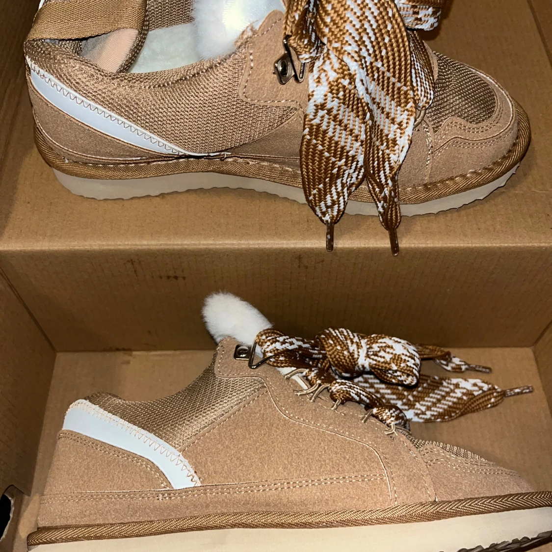 Beige sneakers med pälsfoder - 2