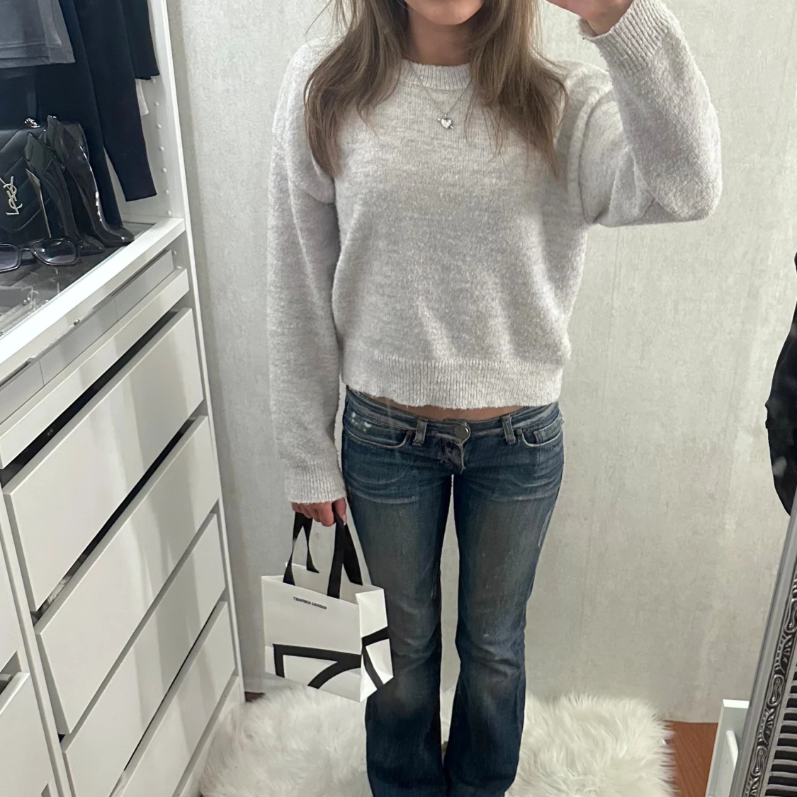 Ljusgrå stickad tröja med rund hals