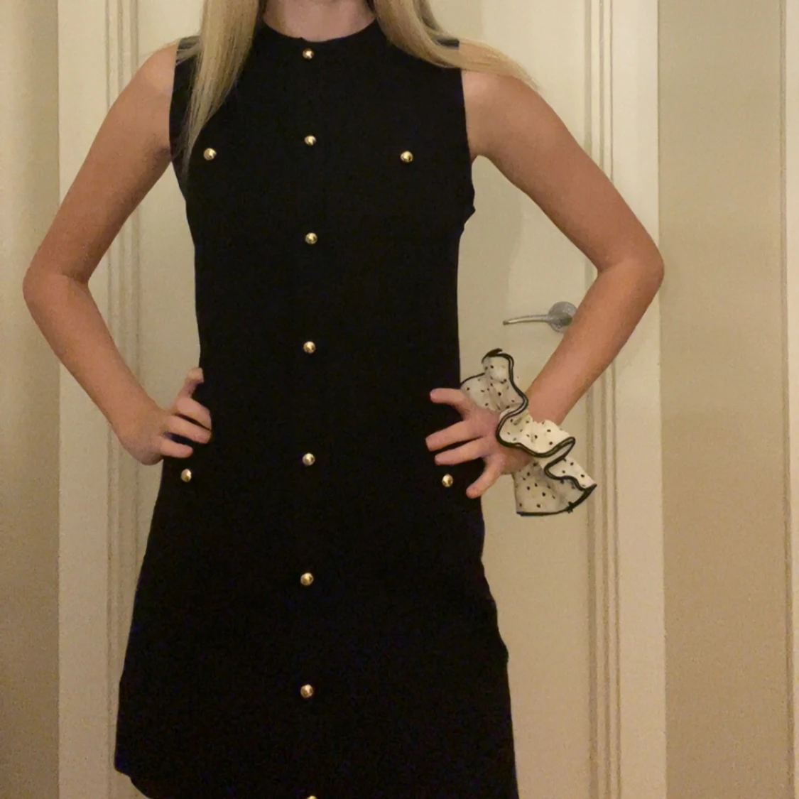 Svart ärmlös kortklänning med guldknappar