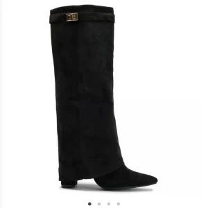 Populära foldover bootsen 🩷 - Säljer då dom tyvärr ej passar mig, därför oanvända och lånade bilder. Str 39/40. Från AFOUND nypris 1,300 säljer för 600 (kan diskuteras vid snabb affär).🩷 mer bilder kan fås privat!