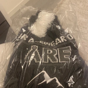 Åre mössa  - Aldrig använd eller testad ligger i förpackningen. Jätte snygg och går inte att köpa just nu. Lånad andra bild. 