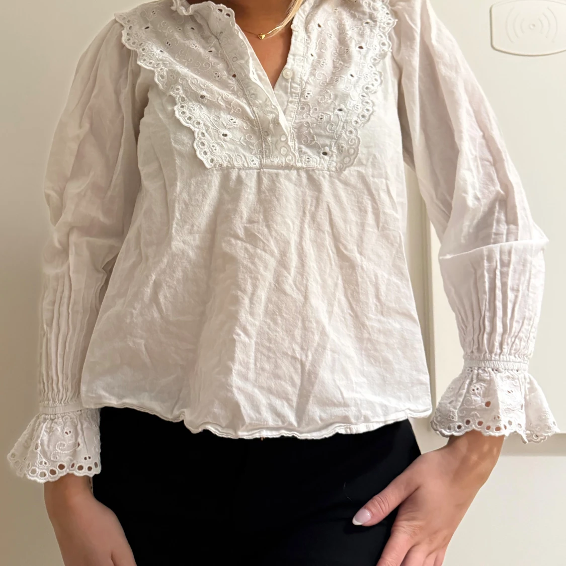 Vit blus med spetsdetaljer - 2