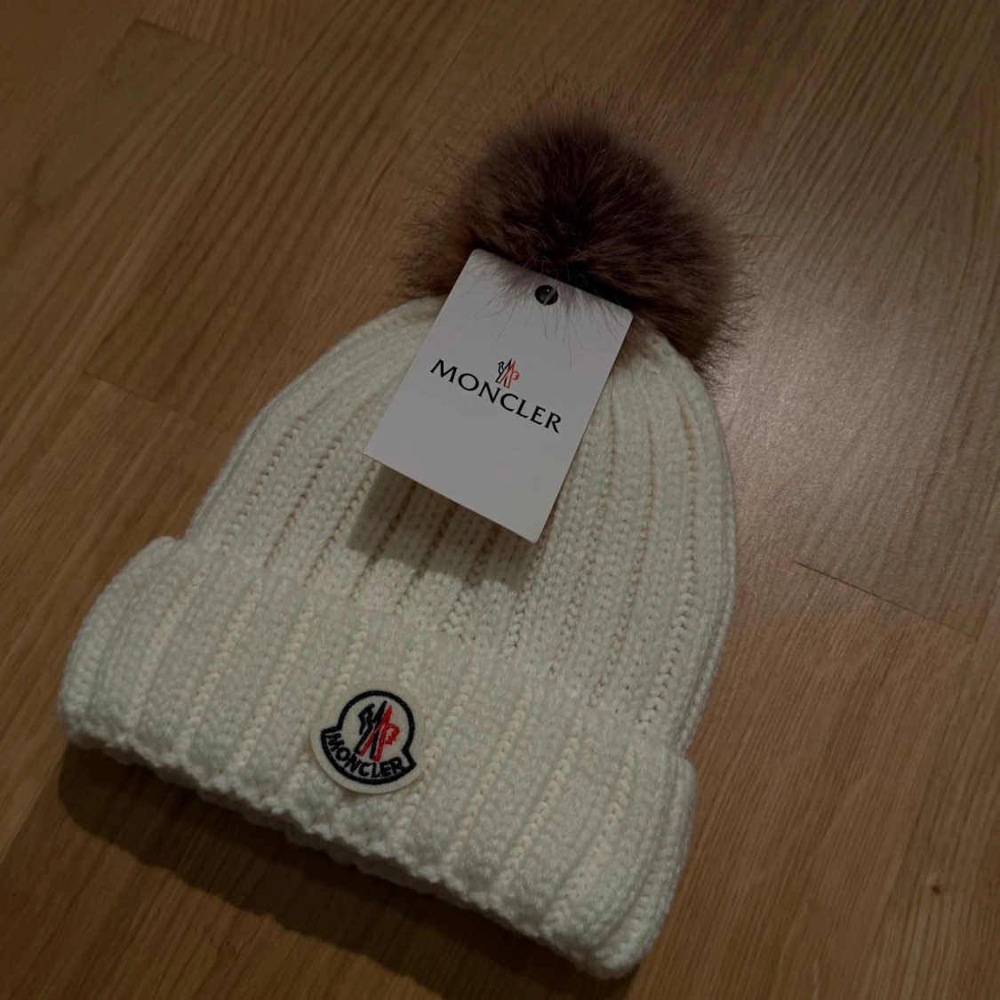 Vit Moncler mössa med pom pom 