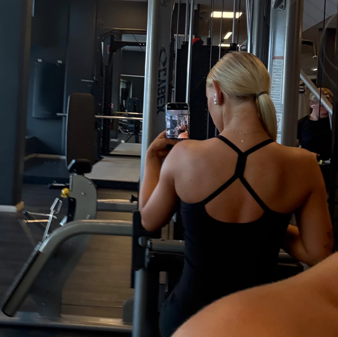 Svart linnetopp med snygga axelband - 1