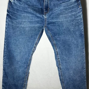 Blå jeans - Snygga blå jeans med rak passform. Perfekta för dig som gillar en enkel och skön stil. Färgen är mellanblå med lätt tvättad effekt. Storlek EUR 170
