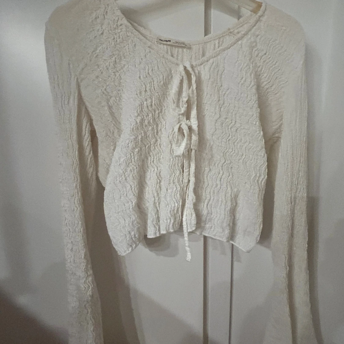 Vit långärmad blus med snörning