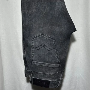 Replay Anbass jeans - Snygga jeans från replay. Grå aktig färg med en snygg tvätt. Jeansen är väldigt sköna och trendiga!