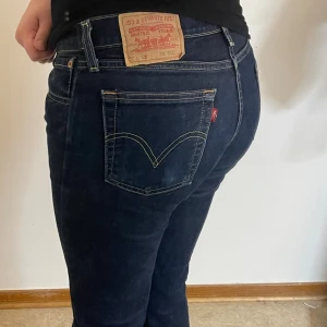 Levi's 529 mörkblå bootcut jeans - Snygga mörkblå Levi's 529 jeans med klassisk bootcut passform. Jeansen har tydliga kontrastsömmar, fem fickor och det ikoniska Levi's-märket på bakfickan. 