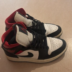 Nike Air Jordan 1 svart/vit/röd - Nike Air Jordan 1 sneakers i klassisk svart, vit och röd färg. 