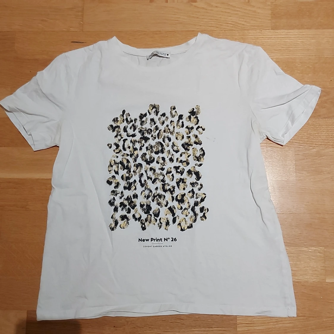 Vit t-shirt med leopardmönster från Zara