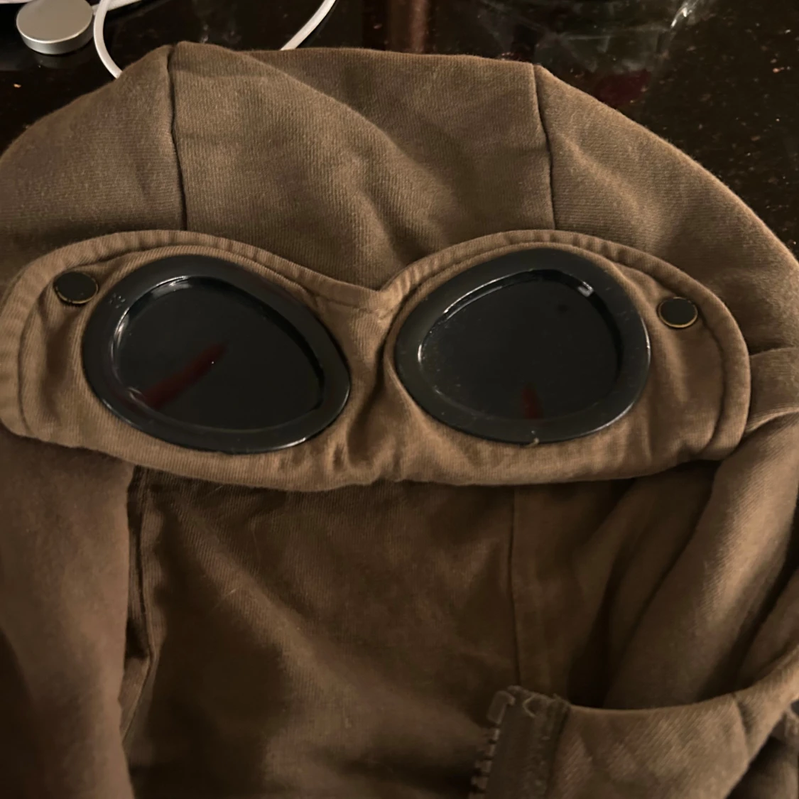 Brun hoodie med goggles från C.P. Company - 2