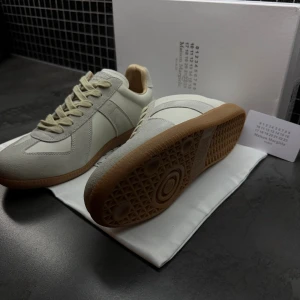  Vita Maison margielas - Vita maison margielas kommer med allt på bilden storlek 44 passar även 43 skriv gärna vid intresse✅