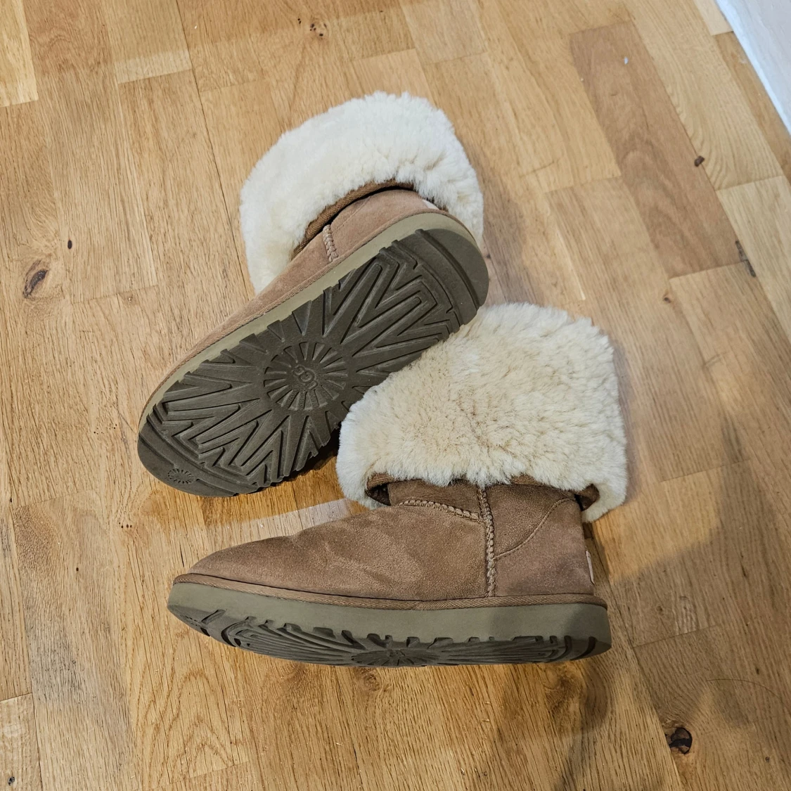 Helt nya UGG boots storlek 37 - nedvikbara - 1