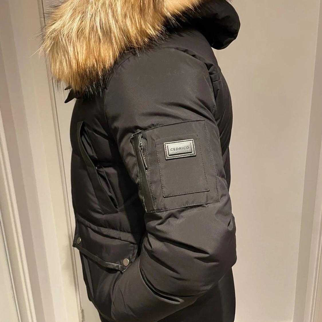 Svart dunjacka med päls från Cedrico - 2