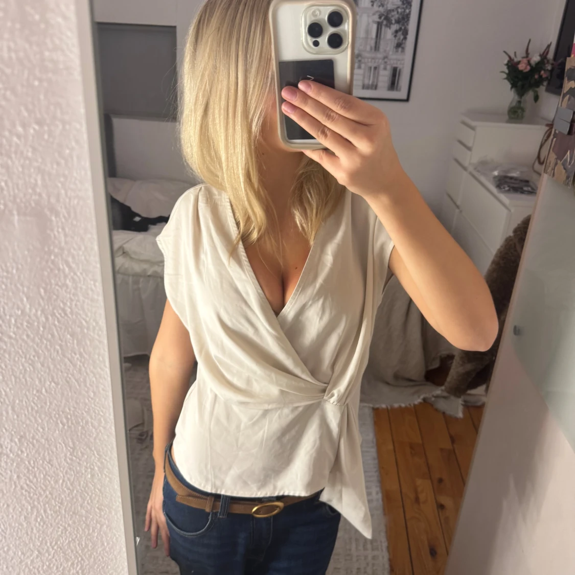 Vit omlottopp med knyt i midjan