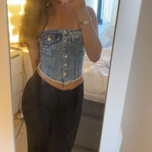 Blå jeanstopp - Säljer en blå jeanstopp som inte används längre. Jätte bra skick, endast använd några gånger.