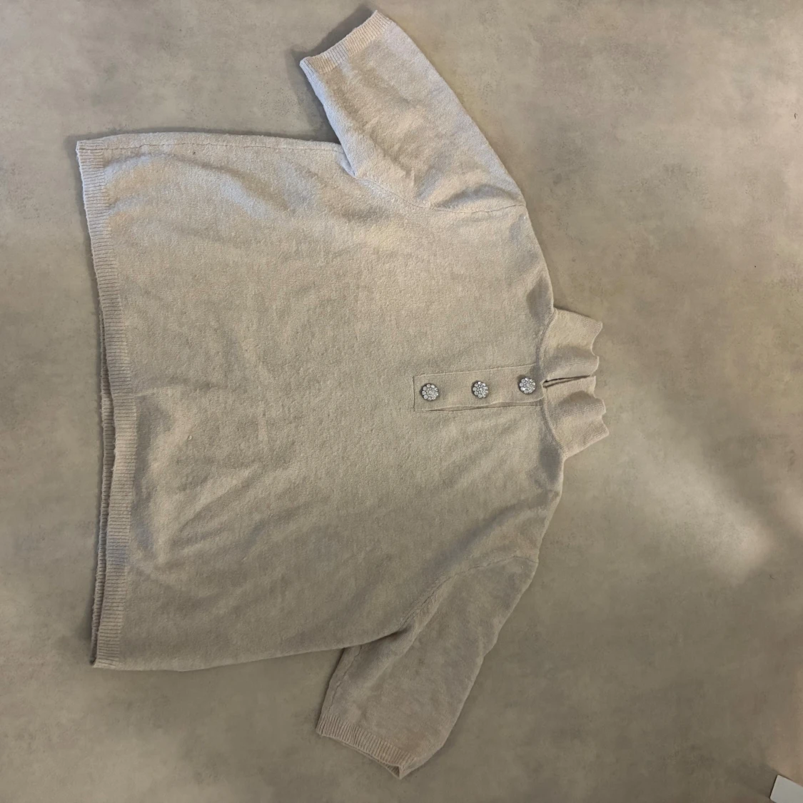 Beige polotröja med pärlknappar H&M