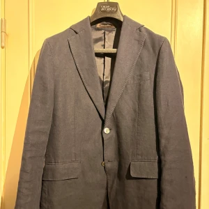 Mörkblå kavaj från Oscar Jacobson - Mörkblå Linnekavaj från Oscar Jacobson i bra skick.