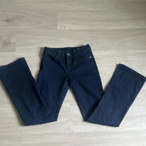 Mörkblå jeans från Zara, strl 34 - Lowwaist Storlek 34 men stretchig så passar 36