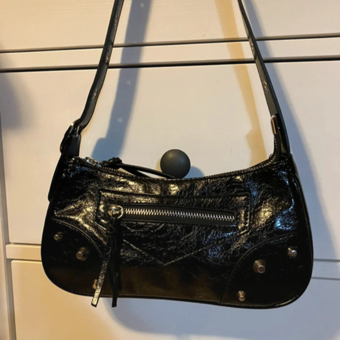Svart axelväska med nitar - 1