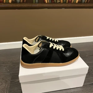 Maison margielas  - Säljer ett par maison margielas Gats, strl 42 svart. Passar med många outfits och är sköna. Skriv vid frågor! Även dustbag och låda medföljer!