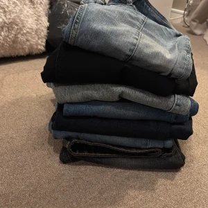 Jeans i olika tvättar - Säljer ett gäng jeans i olika blå- och svarta tvättar. Alla jeans är low waist flare fit från bland annat Zara, Gina, Bikbok och Lager 157. PS! Säljer jeansen helst i helpack (7 st) där man får alla för endast 1299:-