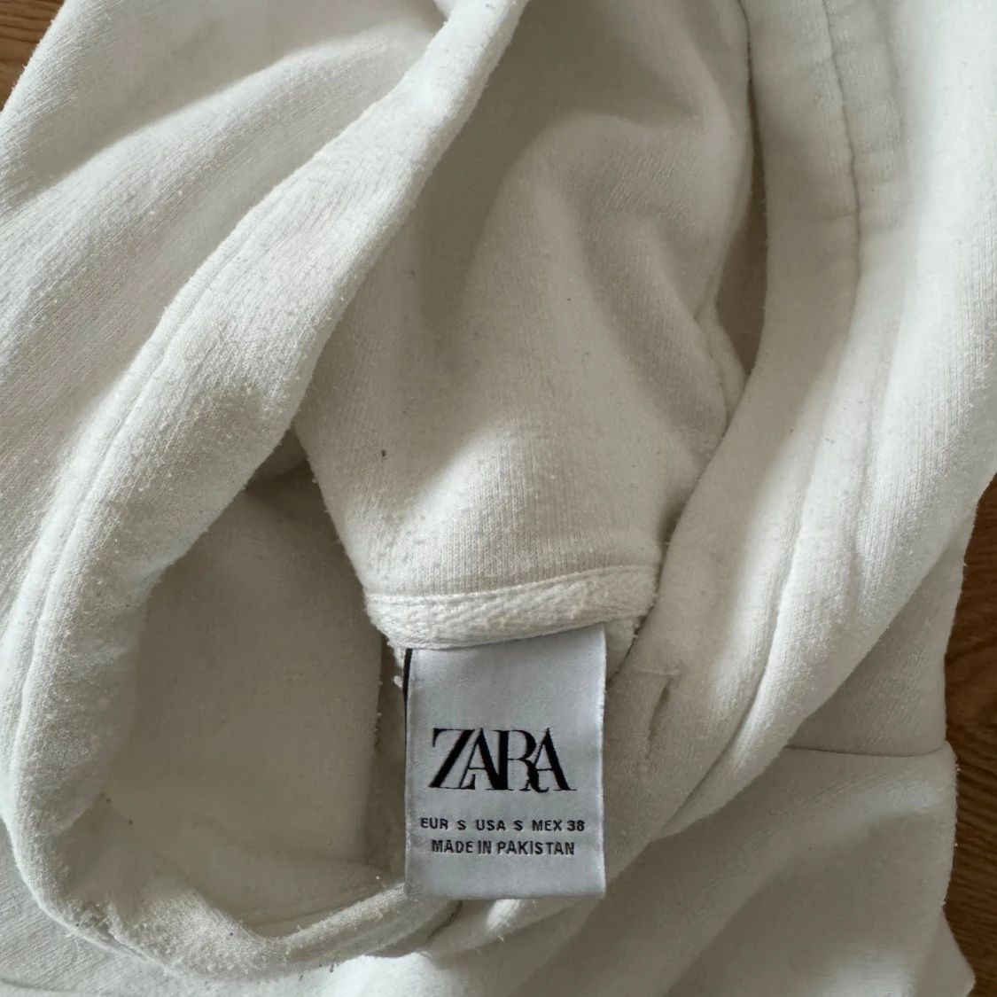 Vit hoodie med ficka framtill - 4