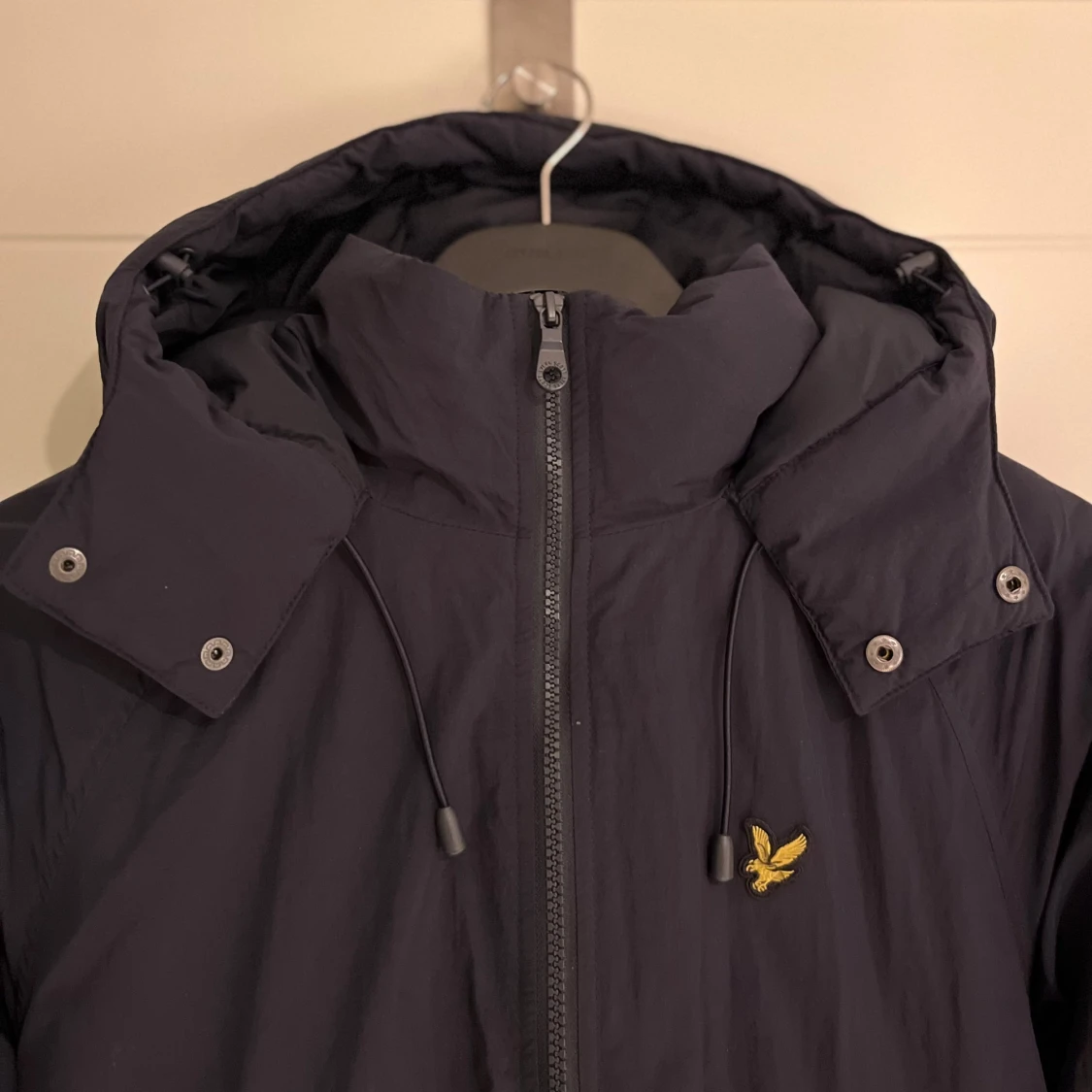 Mörkblå pufferjacka från Lyle & Scott - 1