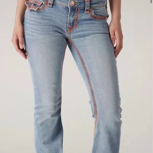 True religion jeans - Säljer ett par supersnygga true religion jeans med rosa detaljer. Nyskick knappt använda!! Strl 25💕 nypris 2299kr