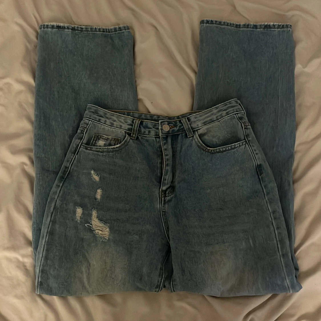 Blåa wide jeans med slitningar