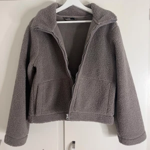 Brun Teddyjacka - Jättefin brun/beige teddyjacka från Lager 157🤎🤎🤎🤎🤎 Endast använd ett fåtal gånger, i nyskick! Nypris 300kr