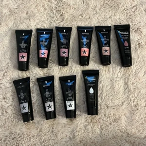Poly extension gel kit från Xinails & Wakanya - Säljer ett kit med 10 tuber poly extension gel för naglar i olika färger som soft pink, clear pink, pearl pink, nude, soft coffee, clear, milk och white. Tubarna är svarta och rymmer 15 ml. Perfekt för att bygga och forma naglar hemma med UV/LED-lampa.
