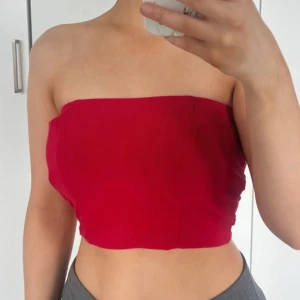 PLT Topp ❤️ - Fin kort röd axelbandslös bandeau topp från PLT i storlek 34. Endast använd någon gång så den är i fint skick utöver små missfärgningar vid armhålorna, se bild !❤️