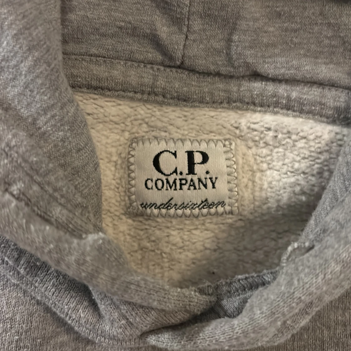 Grå hoodie från C.P. Company - 2