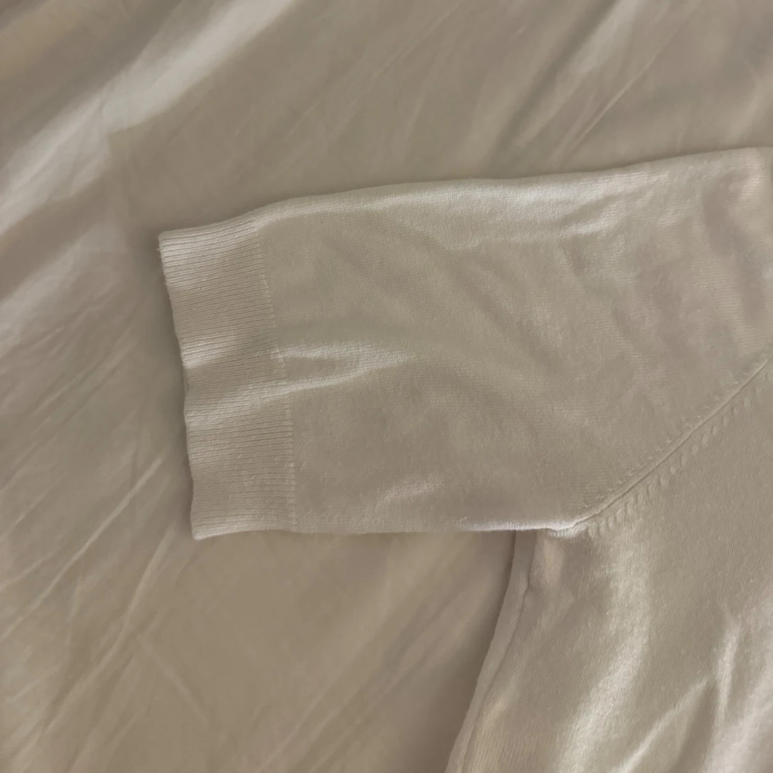 Vit stickad tröja med ribbade detaljer - 2