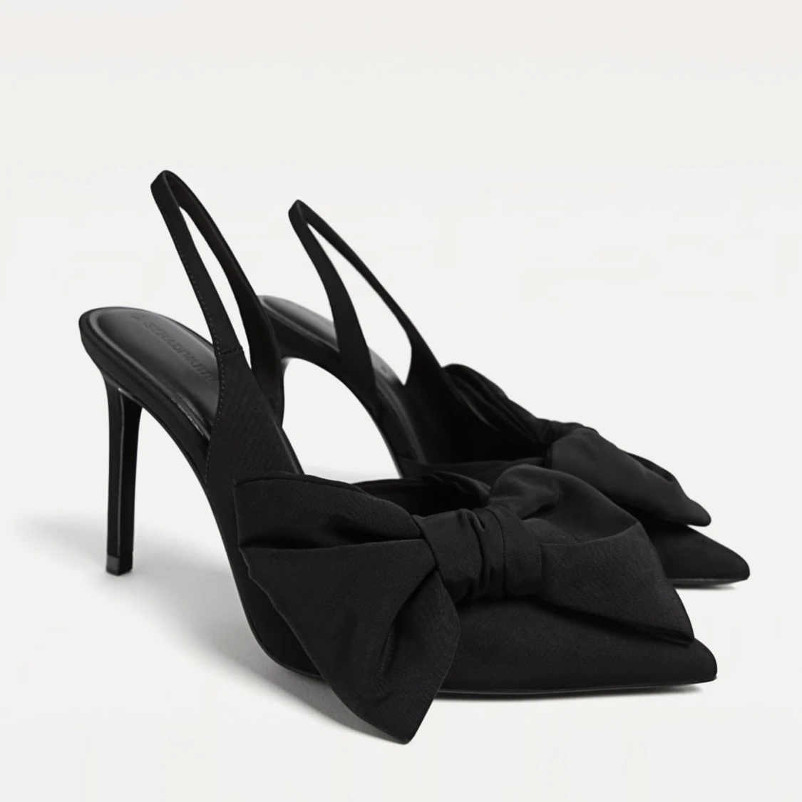 Svarta pumps med rosett från Stradivarius