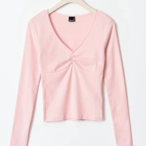 Ljusrosa långärmad topp från Gina Tricot💗 - Supersöt topp från Gina tricot💗 har använt fåtal gånger🫰🏼storlek M men den passar även xs,s 