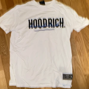 Hoodrich T-shirt - T-shirt från Hoodrich i storlek S. 