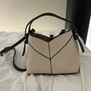 Populär väska från zara  - Super snygg populär väska från zara som tyvärr inte kommer till användning, bara använt en gång🥰 skriv för fler bilder!