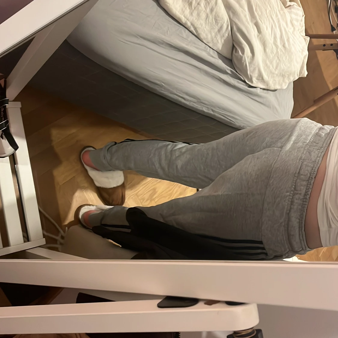 Grå Adidas mjukisbyxor med svarta ränder - 2