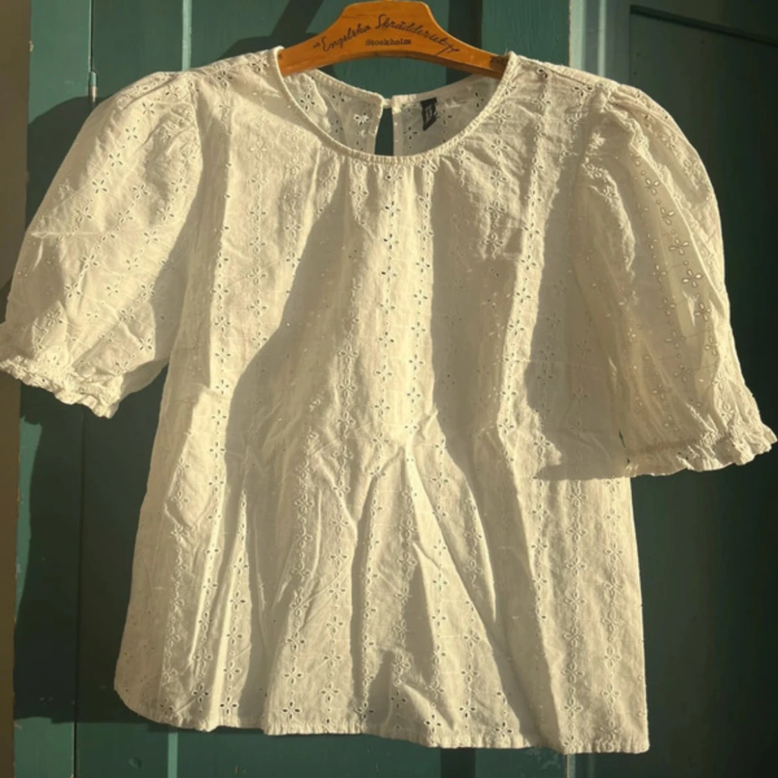 Vit blus med broderade detaljer