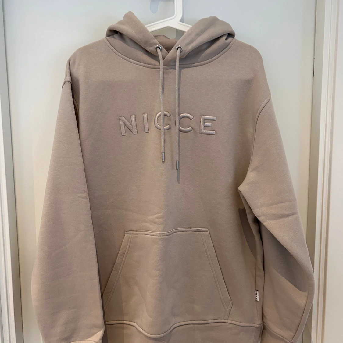 Beige hoodie från NICCE med huva
