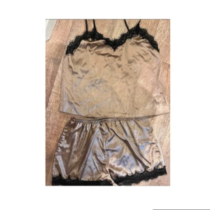 Sovlinne ✨ - Säljer ett par Nya champagnefärgade satinsleepershorts med elastisk midja och svart spetskant nertill. Shortsen har en glansig finish och känns riktigt lyxiga och mjuka mot huden. Perfekta för mysiga hemmakvällar eller när du vill känna dig extra fin. Snabb leverans 📦 
